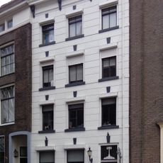 Pand met gepleisterde gevel en rechte kroonlijst met consoles XIX B