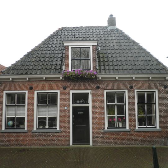 Laag pand van vijf traveeën onder tentdak