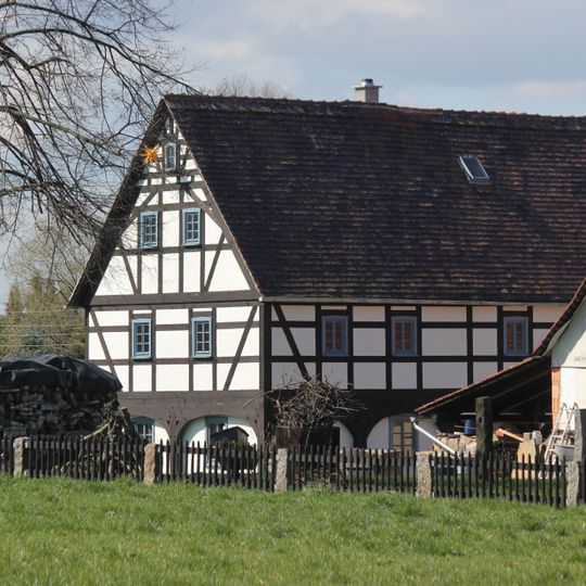 Wohnstallhaus , Scheune, hölzerne Pumpe und östliche Einfriedung mit originalen Toren Siebitz 3
