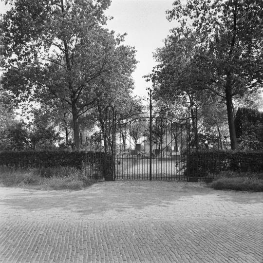 Kerkhofterrein met eventueel fundering van oude kerk en toren