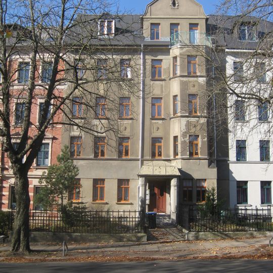 Mietshaus in geschlossener Bebauung mit Vorgarten und Einfriedung Straße der Nationen 109