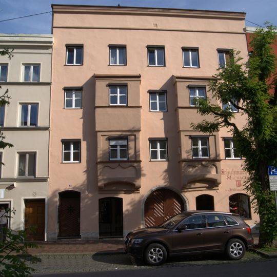Wohnhaus mit Laden