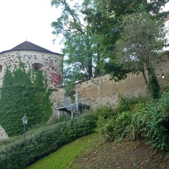 Alle Teile der nördlichen Stadtbefestigung, dazu gehören äußere Zwingermauer und innere Stadtmauer, der Teil der Stadtmauer östlich der Peterskirche bis Neißstraße 12 sowie Grünanlage im Nikolaizwinger zwischen Nikolaiturm und Peterskirche mi