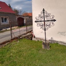 Kovaný kříž u kostela