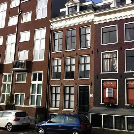 Pand verbouwd onder rechte lijst voorzien van nieuw dak