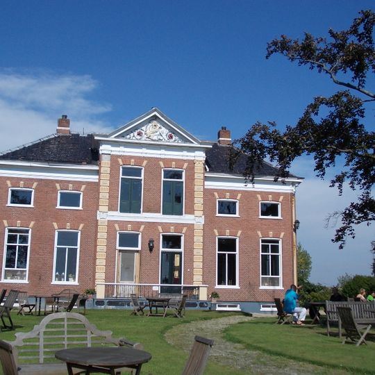 Oldambtster dwarshuisboerderij in eclectische bouwtrant