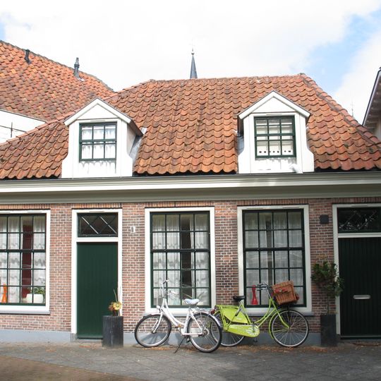 Verdiepingloos pand onder dwars schilddak met nr. 1