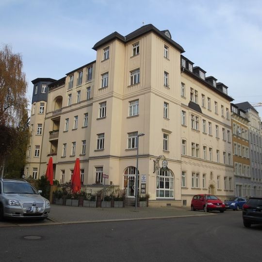 Mietshaus in geschlossener Bebauung in Ecklage, mit Vorgarten zur Pleissbachstraße Kanalstraße 30