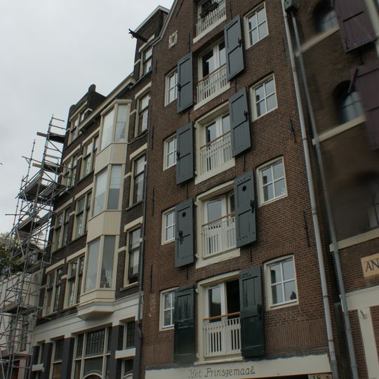 Pakhuis met puntgevel en twee oeils-de-boeuf