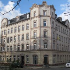 Mietshaus in ehemals geschlossener Bebauung in Ecklage Lessingplatz 13