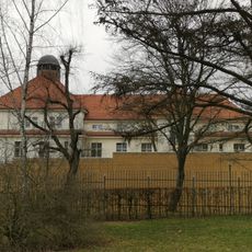 Gebäude A2: zweieinhalbgeschossige Dreiflügelanlage, Klinikgebäude im Stil der Reformbaukunst (Einzeldenkmal zu ID-Nr. 09284584) Hufelandstraße 15