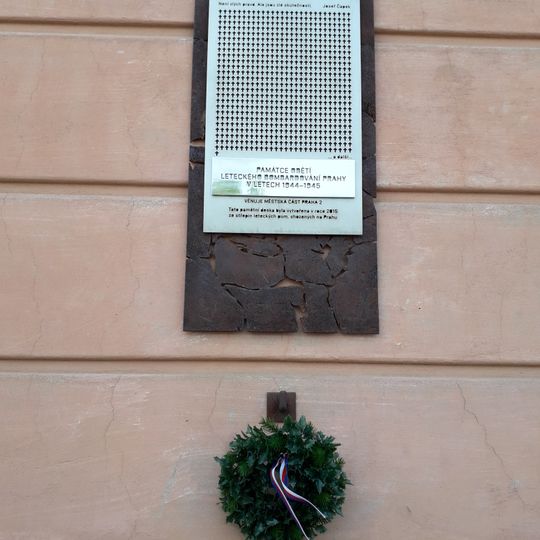 Pamětní deska obětí leteckých náletů 1944-1945 v Praze