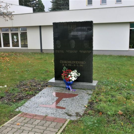 Pomník k 100. výročí republiky u školy v ulici Pionýrů v Stráži pod Ralskem
