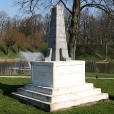 Gedenkteken met kleine natuurstenen obelisk