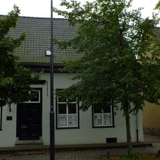 Dorpswoning met zadeldak tussen zijtopgevels