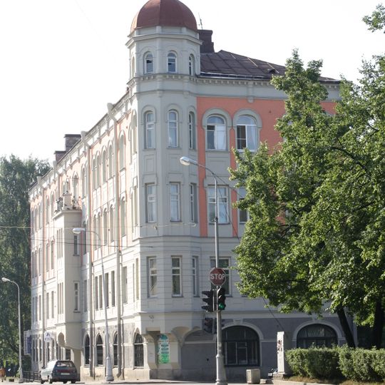 Жилой дом с магазинами акционерного общества «Арина»