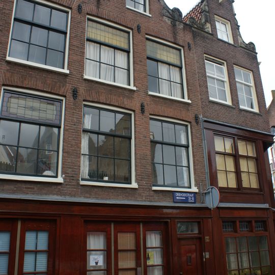 Huis vanwege de zandstenen onderdelen van de klokvormige topgevel
