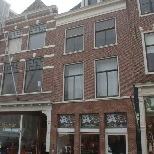 Pand met lijstgevel. Moderne kozijnen en ramen