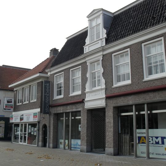 Huis met brede voorgevel