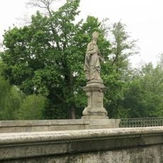 Socha svatého Cyrila na barokním mostě poblíž zámku Žďár