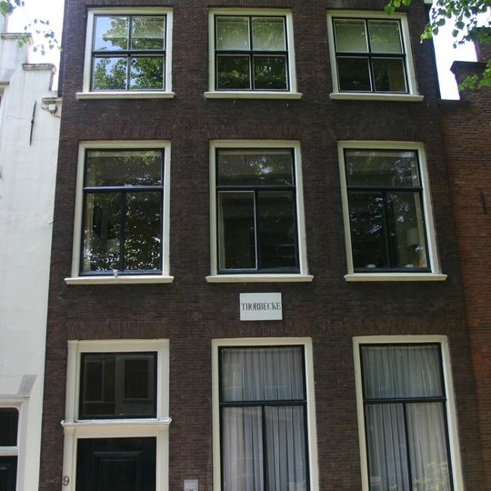 Pand met gevel met rechte kroonlijst. Thorbecke's woonhuis