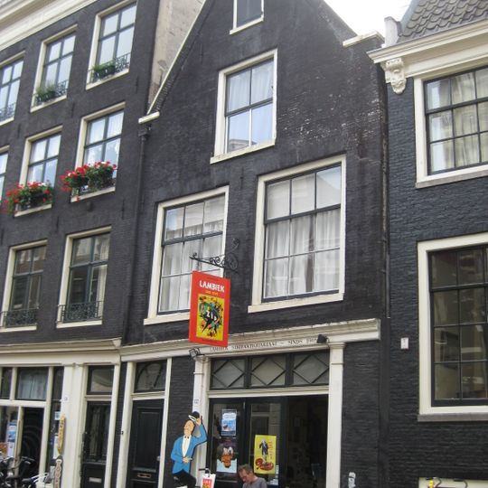 Koetshuis met puntgevel waarin deur en snijraam