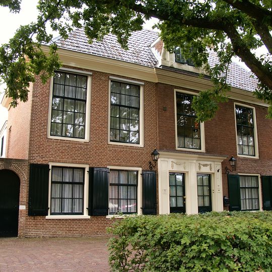 Herenhuis met rechte kroonlijst