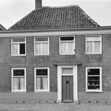 Huis onder dwars schilddak en met lijstgevel