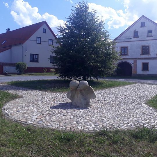 Plastika v Olešovicích na návsi