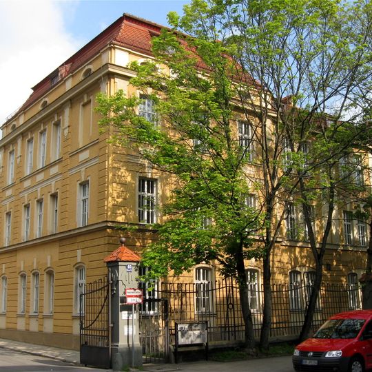 Mannschaftsgebäude