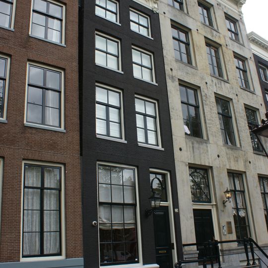 Pand met gevel onder gebeeldhouwde lijst met verhoging