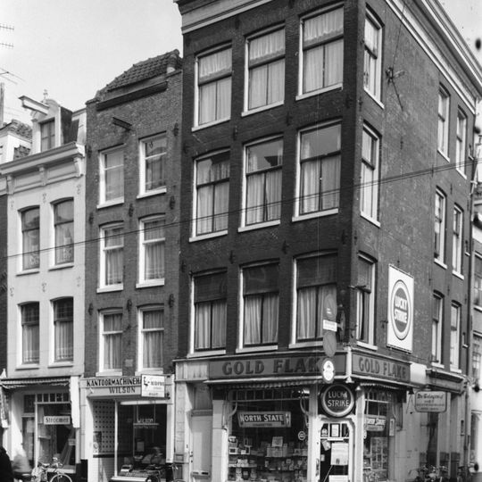 Hoekhuis met gevels onder omlopende rechte lijst