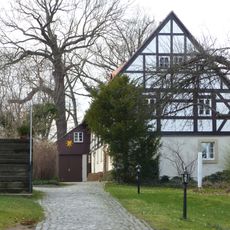 Pfarr- und Gemeindehaus, mit Einfriedungsmauer um den Pfarrhof August-Bebel-Straße 67