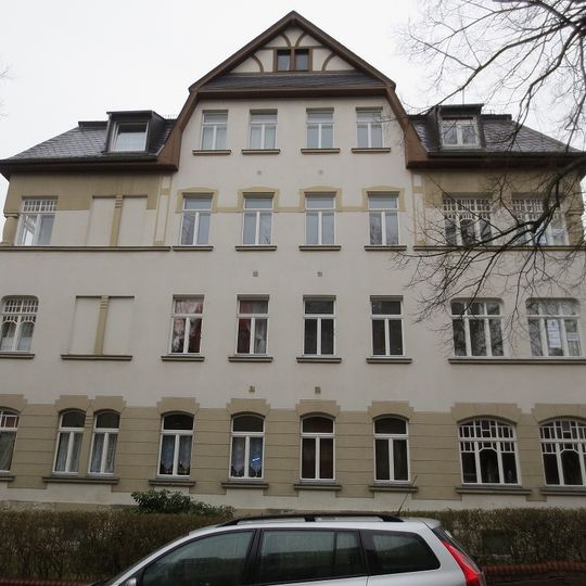 Mietshaus in offener Bebauung mit Vorgarten Cäcilienstraße 4