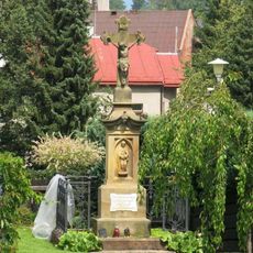 Kříž v zahradě domu v ulici Josefa Kábrta v Lomnici nad Popelkou