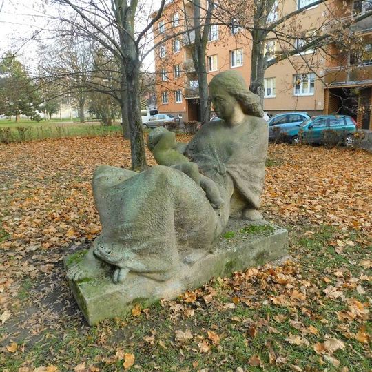 Socha ženy s dítětem v Hořicích