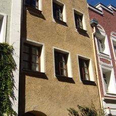 Wohn- und Geschäftshaus, ehemaliges Handwerkerhaus, sogenanntes Büchsenmacherhaus in den Grüben