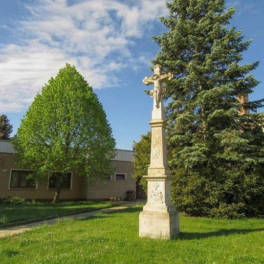 Kříž ve Zvoli na návsi