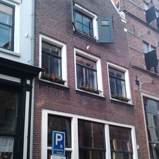 Onderkelderd huis met klokgevel