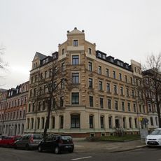 Mietshaus in geschlossener Bebauung und Ecklage, mit Vorgarten Weststraße 112