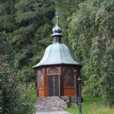 Kaple na paměť padlým ve světových válkách u silnice ve středu Ludvíkova