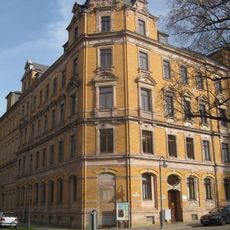 Mietshaus und Pfarramt in geschlossener Bebauung in Ecklage Pestalozzistraße 1