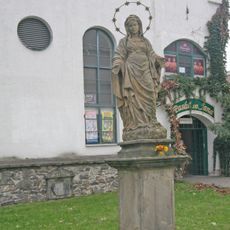 Socha Panny Marie Karlovské v Pardubicích u kostela svatého Jana Křtitele