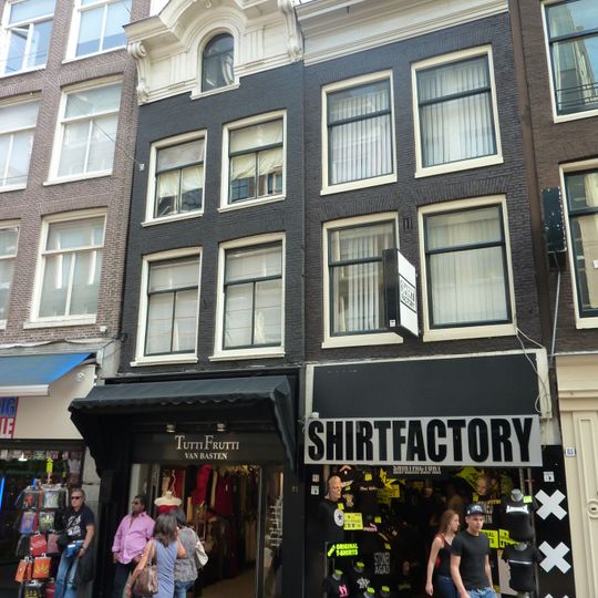 Pand met geveltje onder verhoogde lijst met triglyfen en consoles