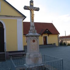 Kříž u kaple Panny Marie Bolestné ve Slavěticích