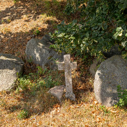 Kamenný křížek v Aleji padlých v Třemošnici