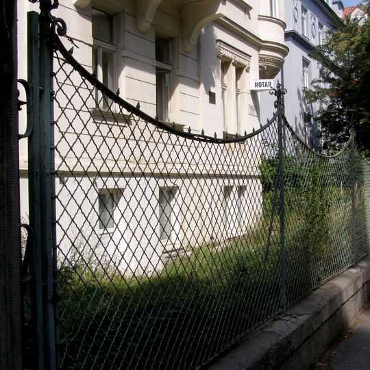 Nájomný dom so záhradou, záhrada