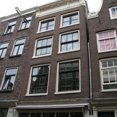 Pand met gevel onder rechte lijst met consoles