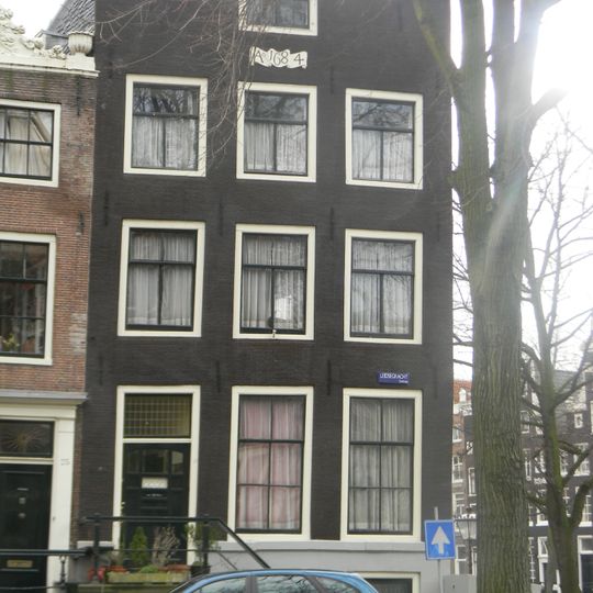 Hoekhuis met gevel onder rechte lijst