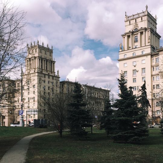 Скульптурные композиции жилых домов на площади Гагарина